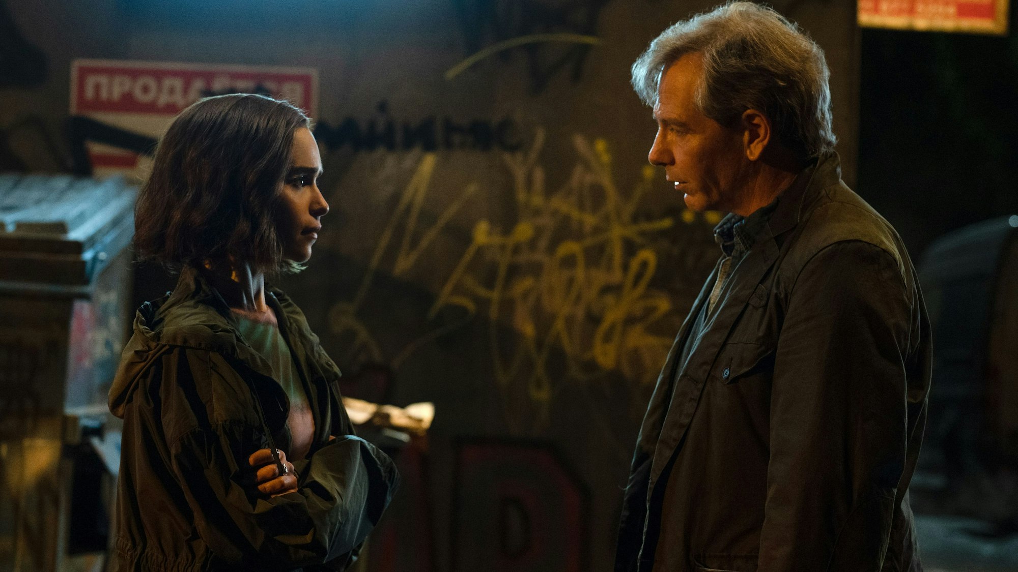 Emilia Clarke und Ben Mendelsohn stehen sich gegnüber.