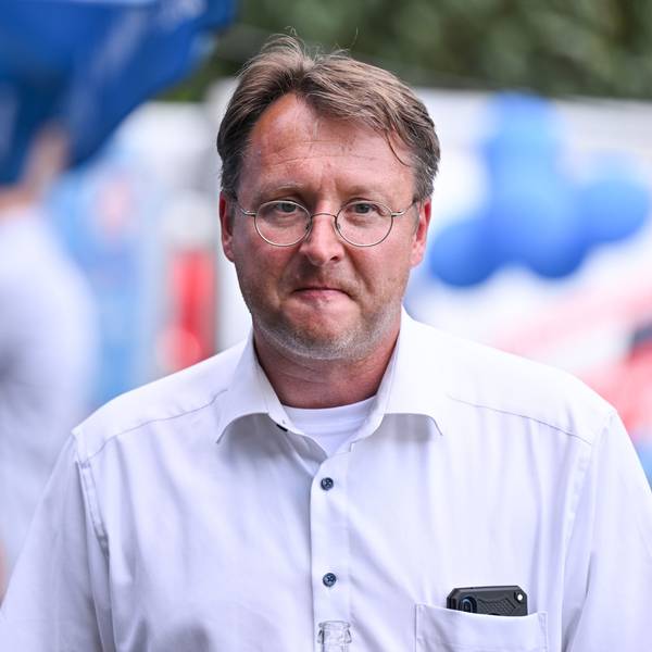 Robert Sesselmann (AfD) steht im Graten des Restaurants Frankenbaude bei der AfD-Wahlparty. Sesselmann hatte in der ersten Runde die meisten Stimmen erhalten.