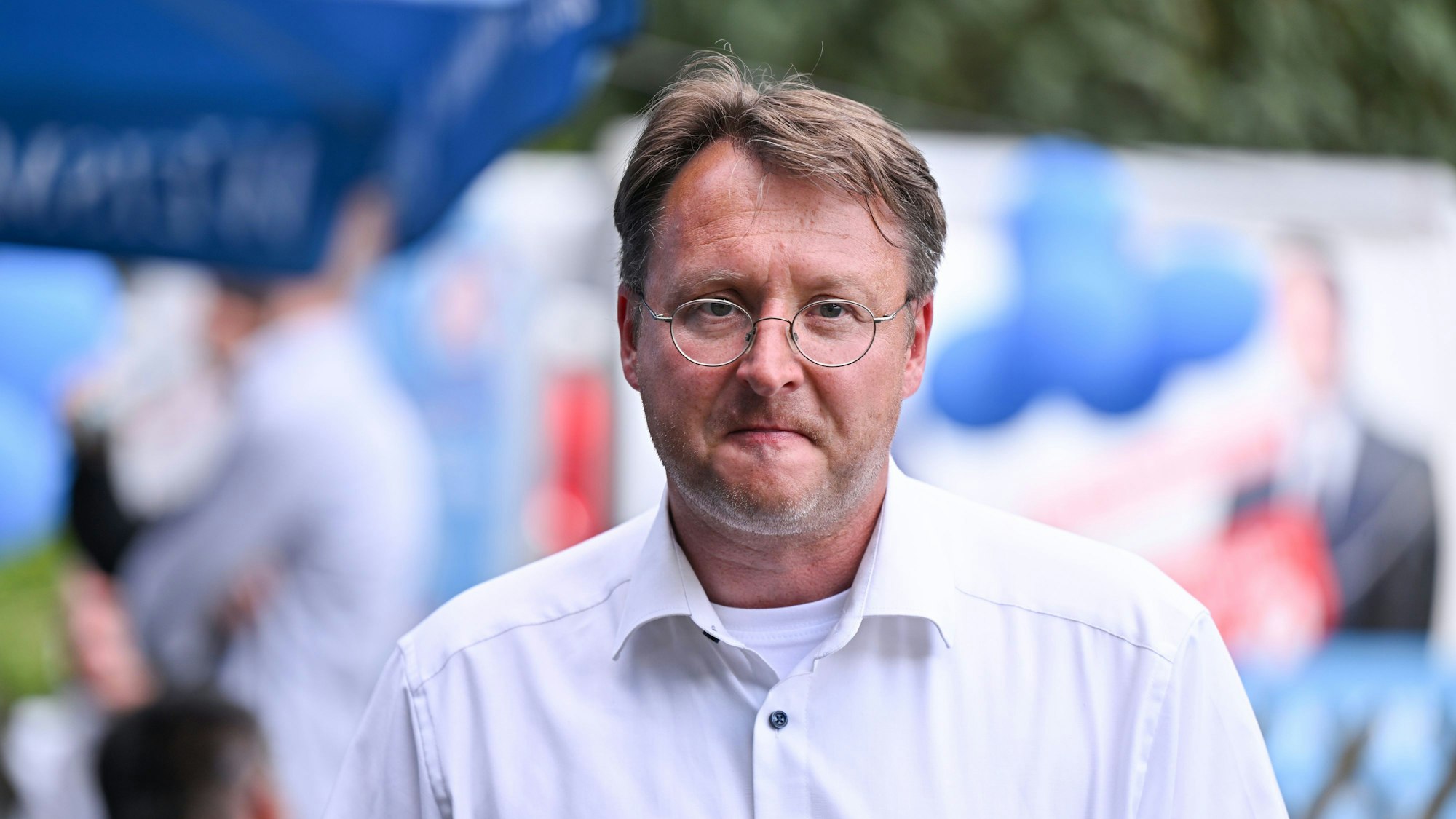 Robert Sesselmann (AfD) steht im Graten des Restaurants Frankenbaude bei der AfD-Wahlparty. Sesselmann hatte in der ersten Runde die meisten Stimmen erhalten.