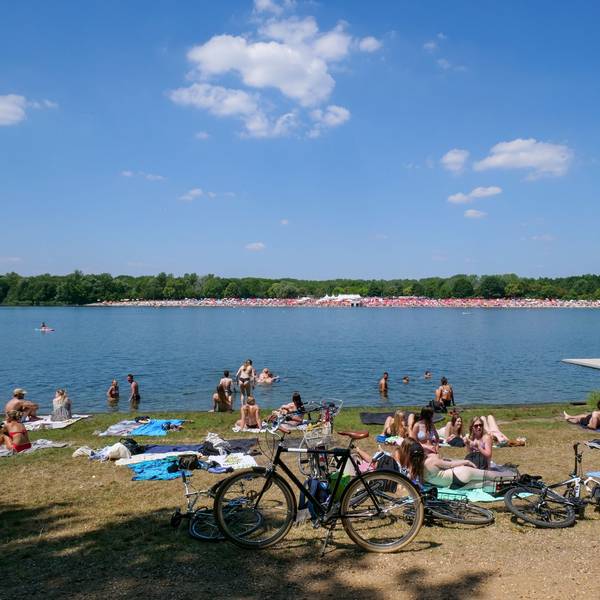Das Foto zeigt ein Ufer am Otto-Maigler-See mit Badegästen.