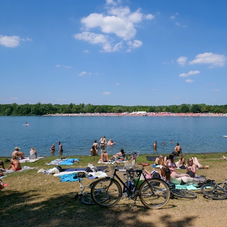 Das Foto zeigt ein Ufer am Otto-Maigler-See mit Badegästen.