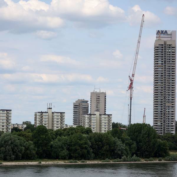 Der Kran ist mit 156 Metern etwas größer als das Hochhaus.