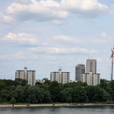 Der Kran ist mit 156 Metern etwas größer als das Hochhaus.