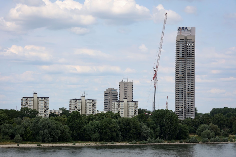 Axa-Hochhaus in Köln: 156-Meter-Kran am Rheinufer sorgt für Erstaunen ...