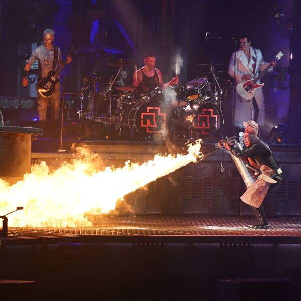 Rammstein-Sänger Till Lindemann im Juni 2022 mit Flammenwerfer bei einem Auftritt in Düsseldorf.