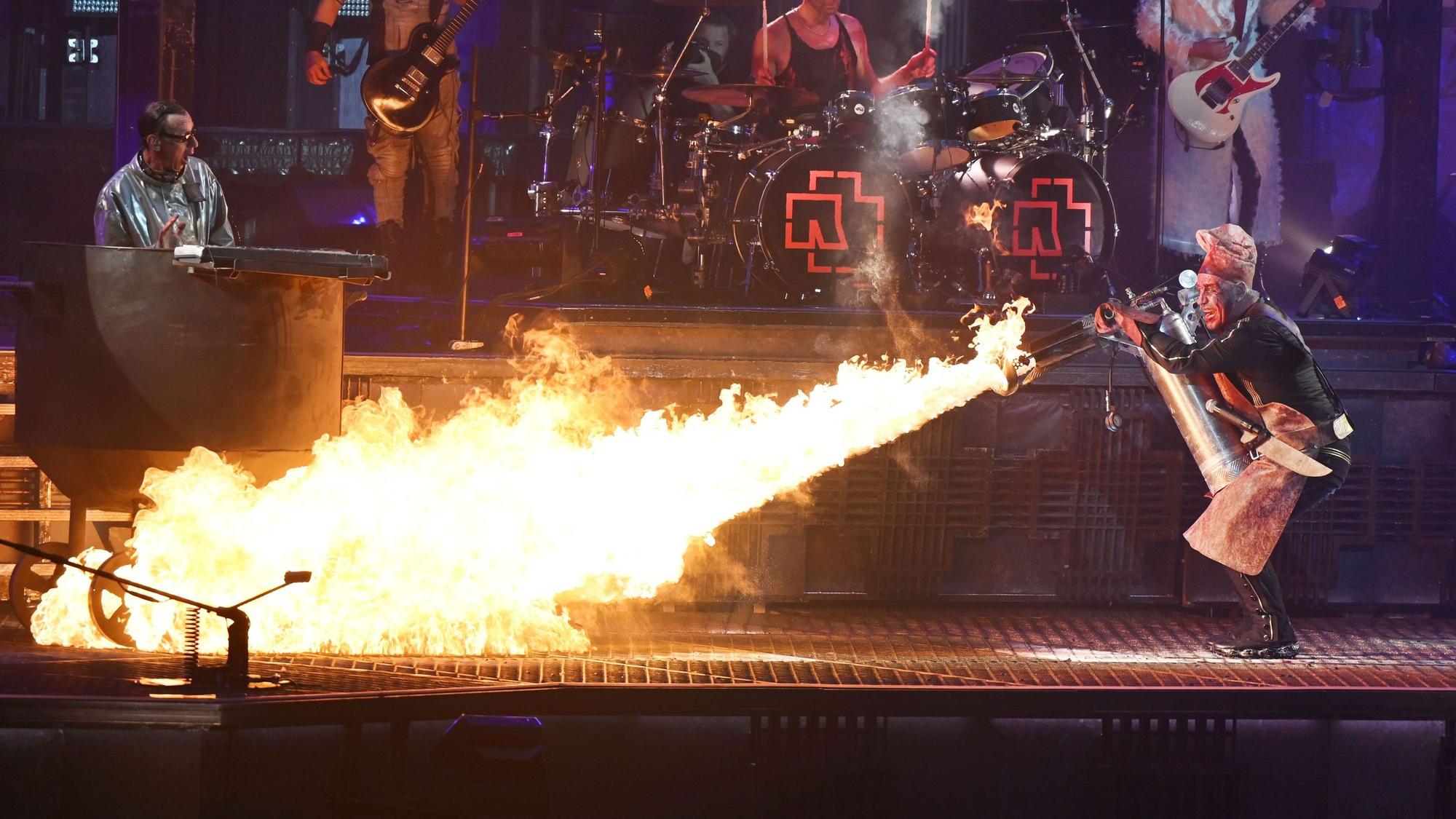 Rammstein-Sänger Till Lindemann im Juni 2022 mit Flammenwerfer bei einem Auftritt in Düsseldorf.