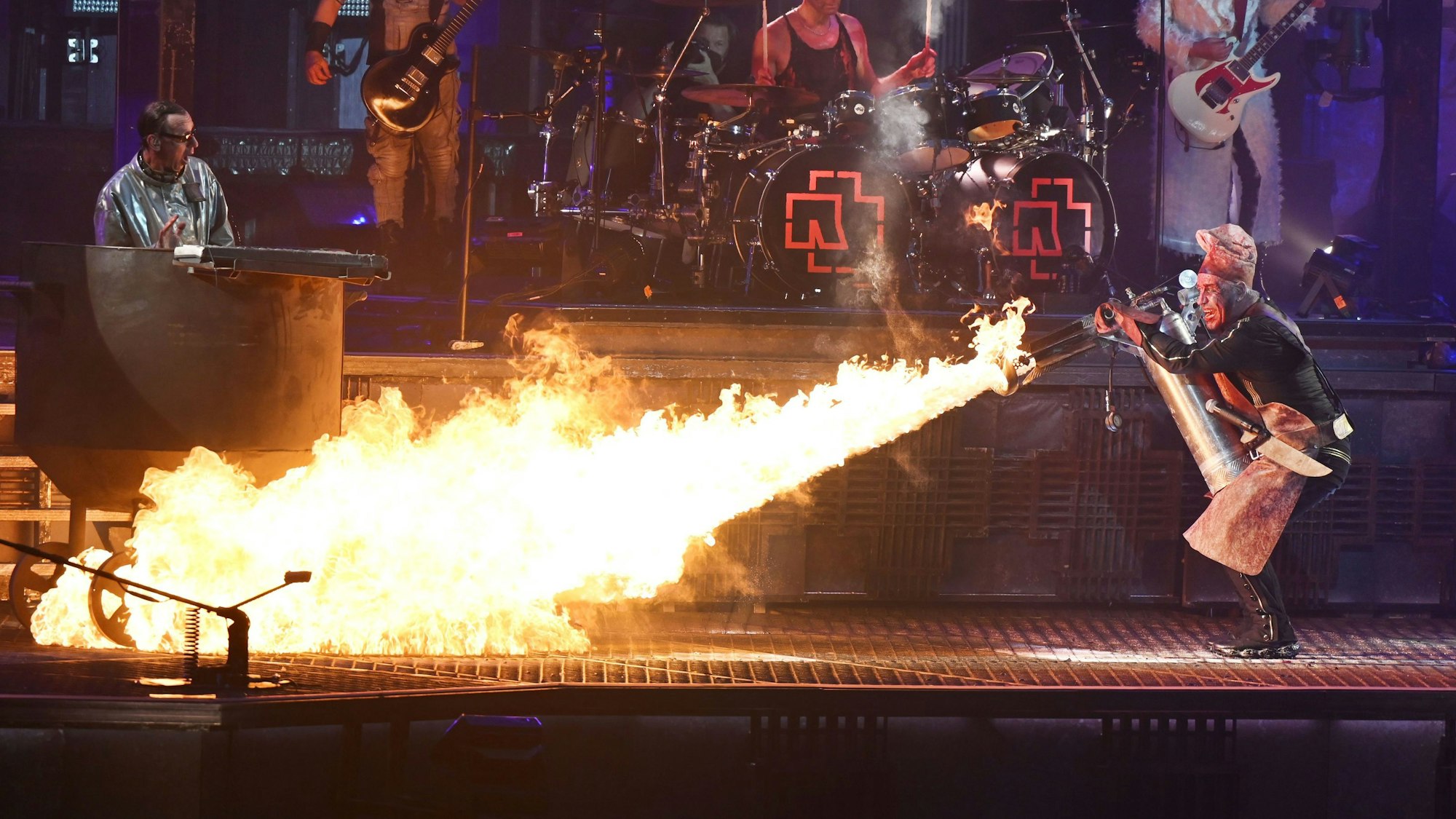 Rammstein-Sänger Till Lindemann im Juni 2022 mit Flammenwerfer bei einem Auftritt in Düsseldorf.
