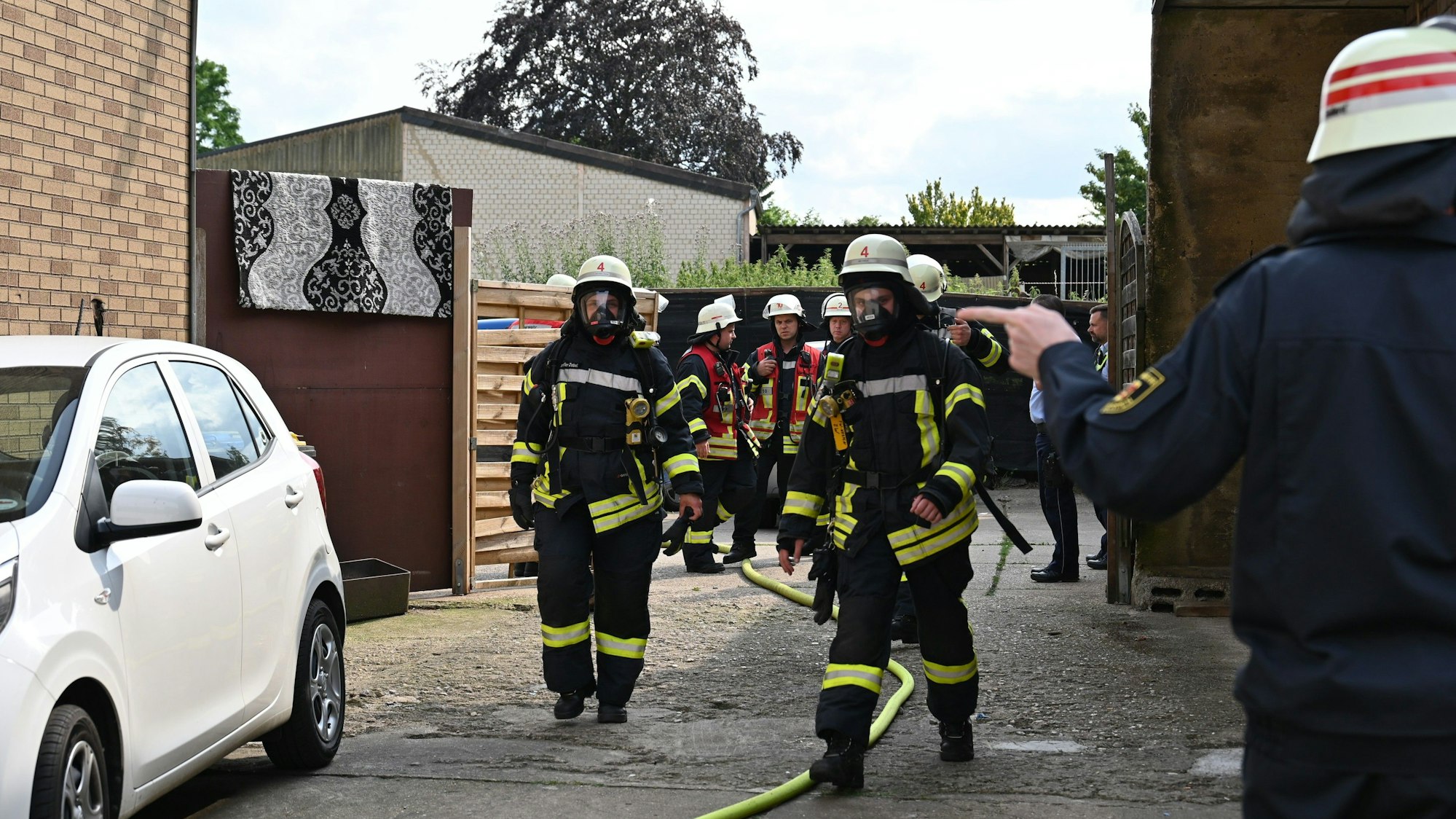Das Bild zeigt ein Haus mit Einsatzkräften