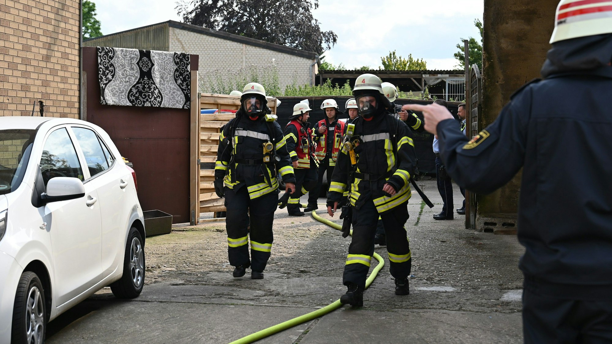 Das Bild zeigt Feuerwehrleute vor einem Haus.