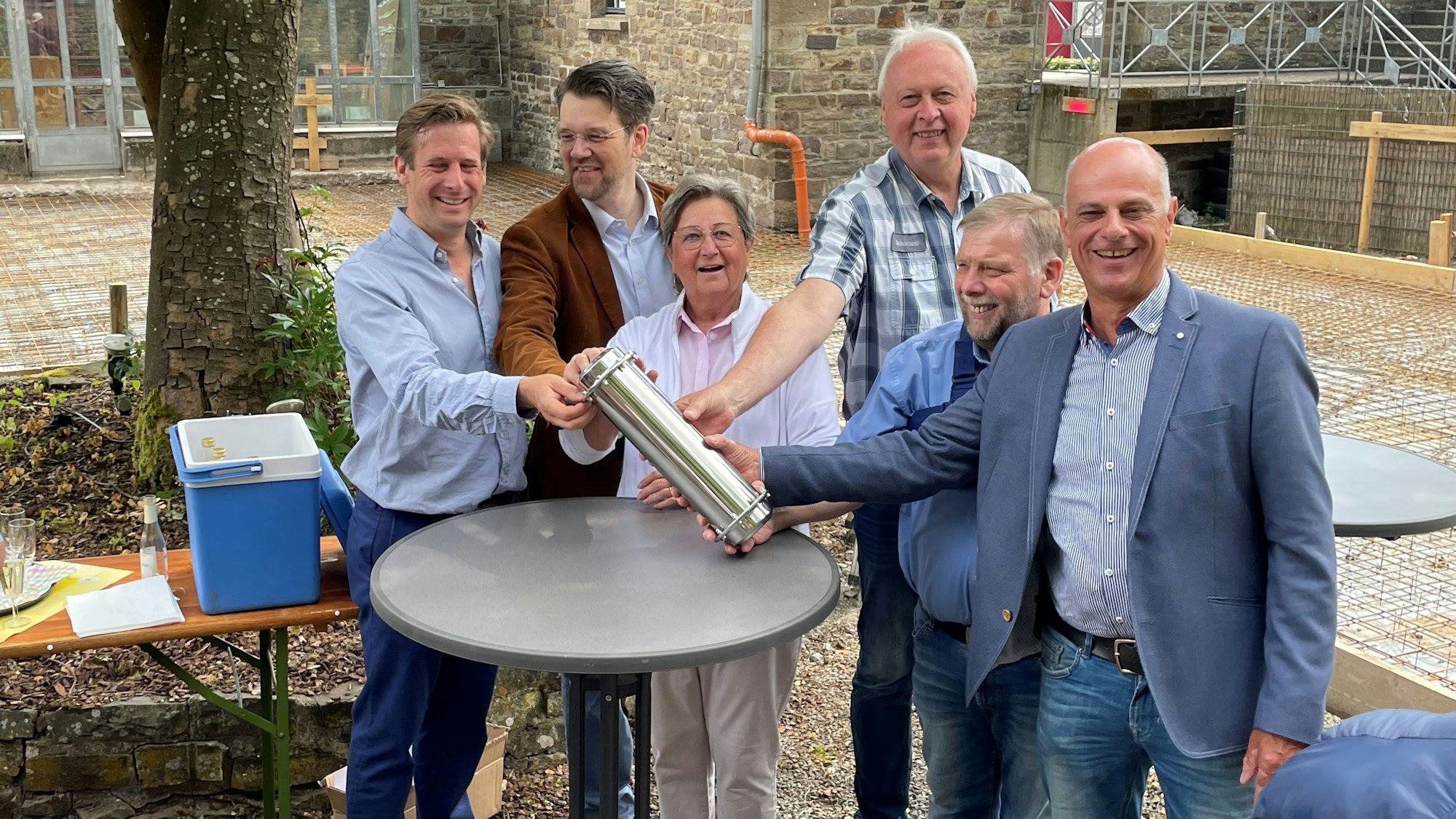 Gruppenfoto vom symbolischen ersten Spatenstich des Anbaus.