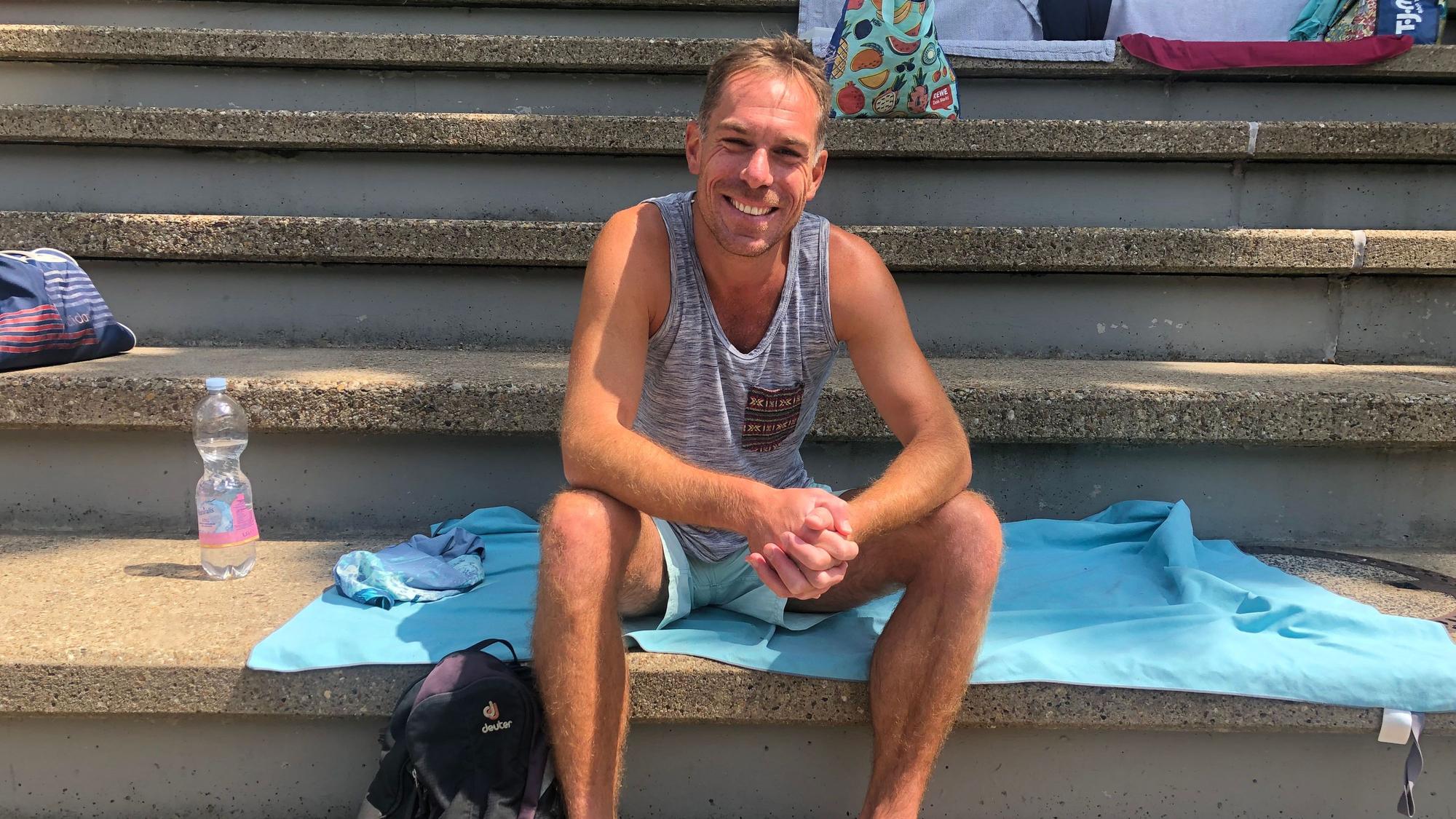Kölner Niko Madrenas sitzt auf der Tribüne im Stadionbad.