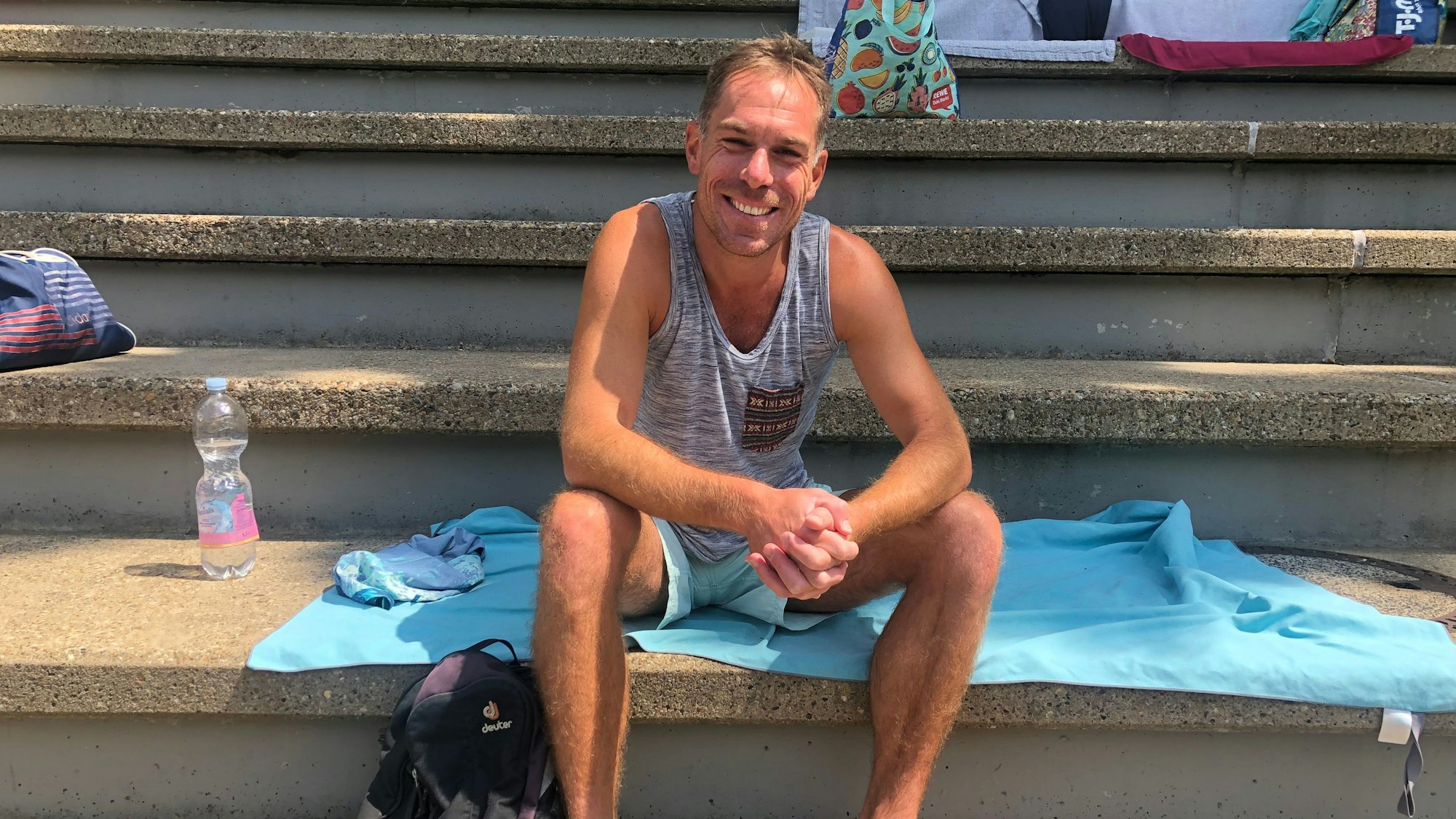 Kölner Niko Madrenas sitzt auf der Tribüne im Stadionbad.