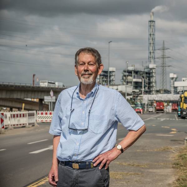 Immo Filzek steht an der Einfahrt zum Entsorgungspark von Currenta. Er wohnt im selben Stadtviertel, in dem die Müllverbrennung steht und die Sondermülldeponie liegt. Foto: Ralf Krieger