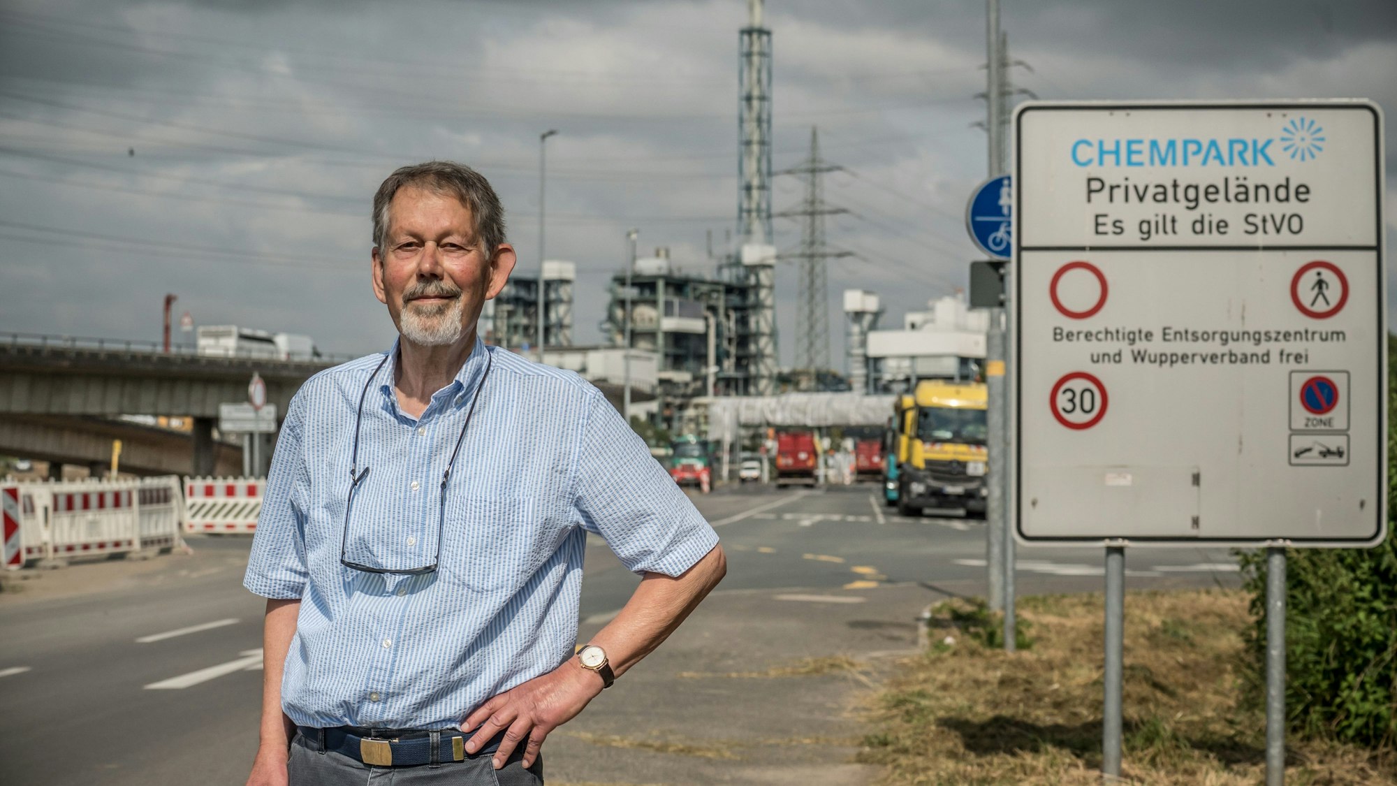 Immo Filzek steht an der Einfahrt zum Entsorgungspark von Currenta. Er wohnt im selben Stadtviertel, in dem die Müllverbrennung steht und die Sondermülldeponie liegt. Foto: Ralf Krieger
