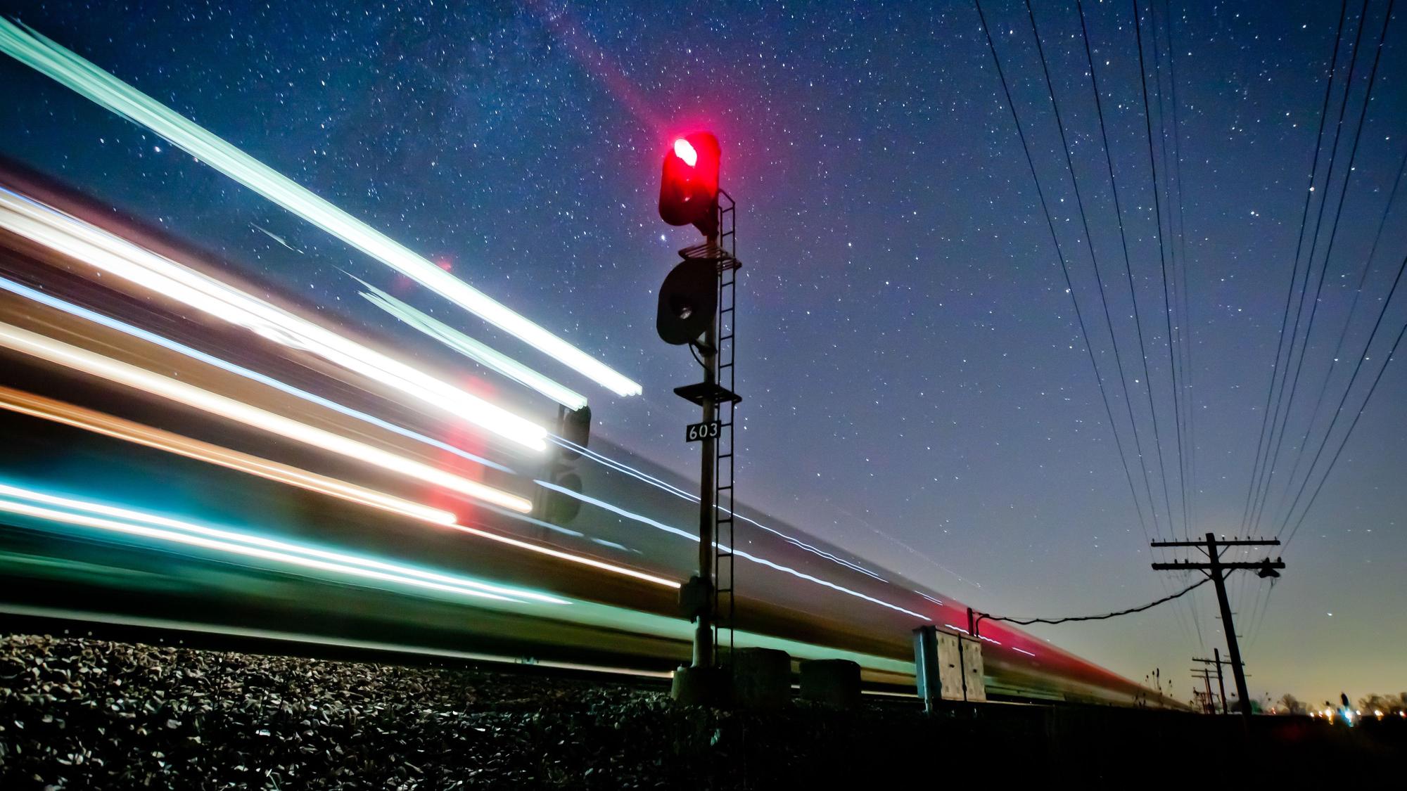 Ein Zug fährt durch die Nacht.