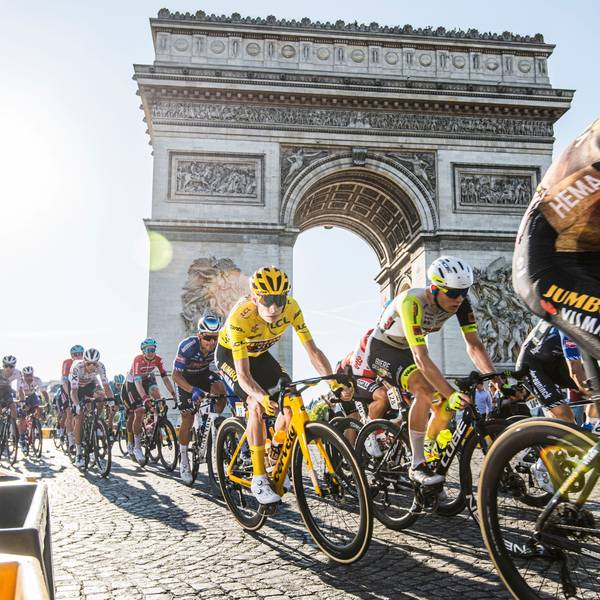 Die übrig gebliebenen Radfahrer bei der letzten Etappe der Tour de France 2022 auf der Pariser Champs-Élysée.