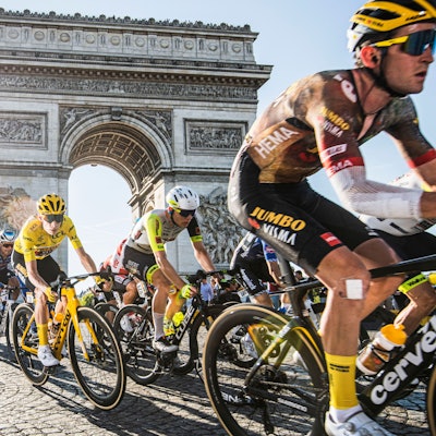 Die übrig gebliebenen Radfahrer bei der letzten Etappe der Tour de France 2022 auf der Pariser Champs-Élysée.