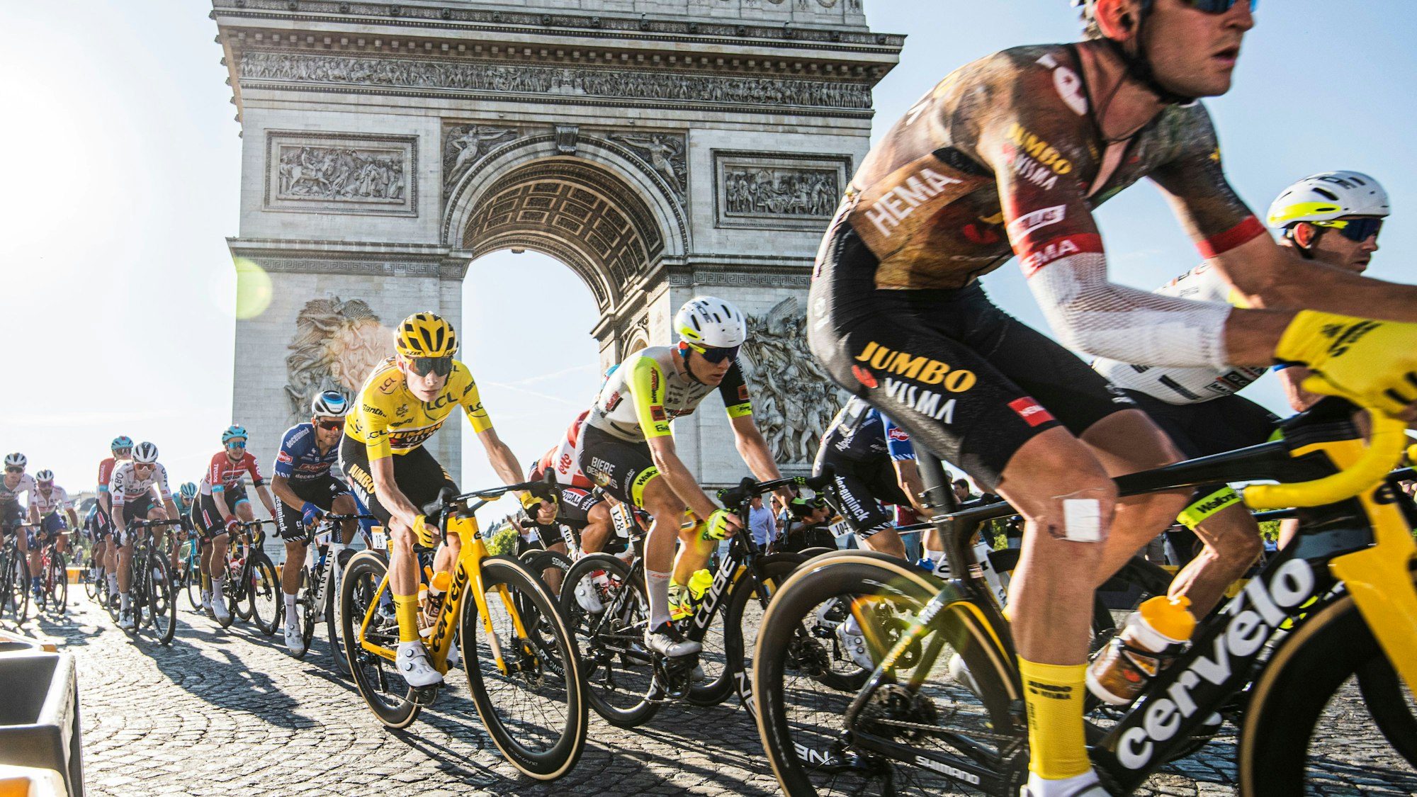Die übrig gebliebenen Radfahrer bei der letzten Etappe der Tour de France 2022 auf der Pariser Champs-Élysée.