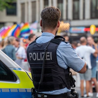 Die Polizei beobachtet den ColognePride (CSD-Straßenfest) am Gürzenich. Foto: Uwe Weiser