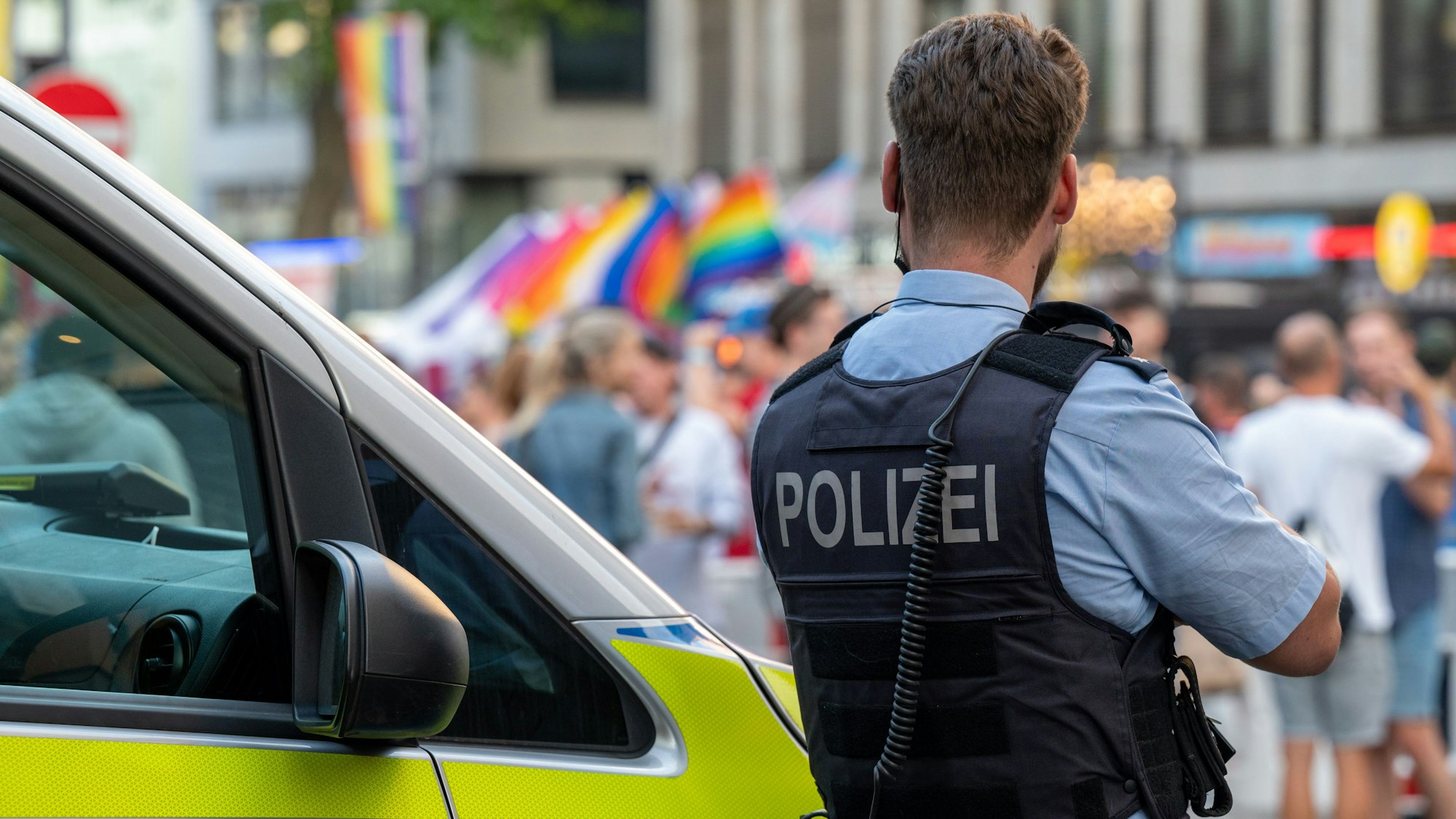 Ein Polizist beobachtet eine Straße.