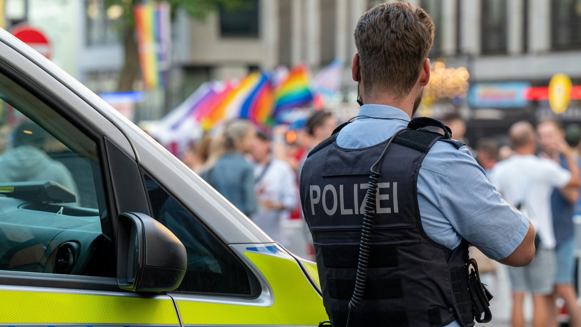 Ein Polizist beobachtet eine Straße in Köln. (Symbolbild)