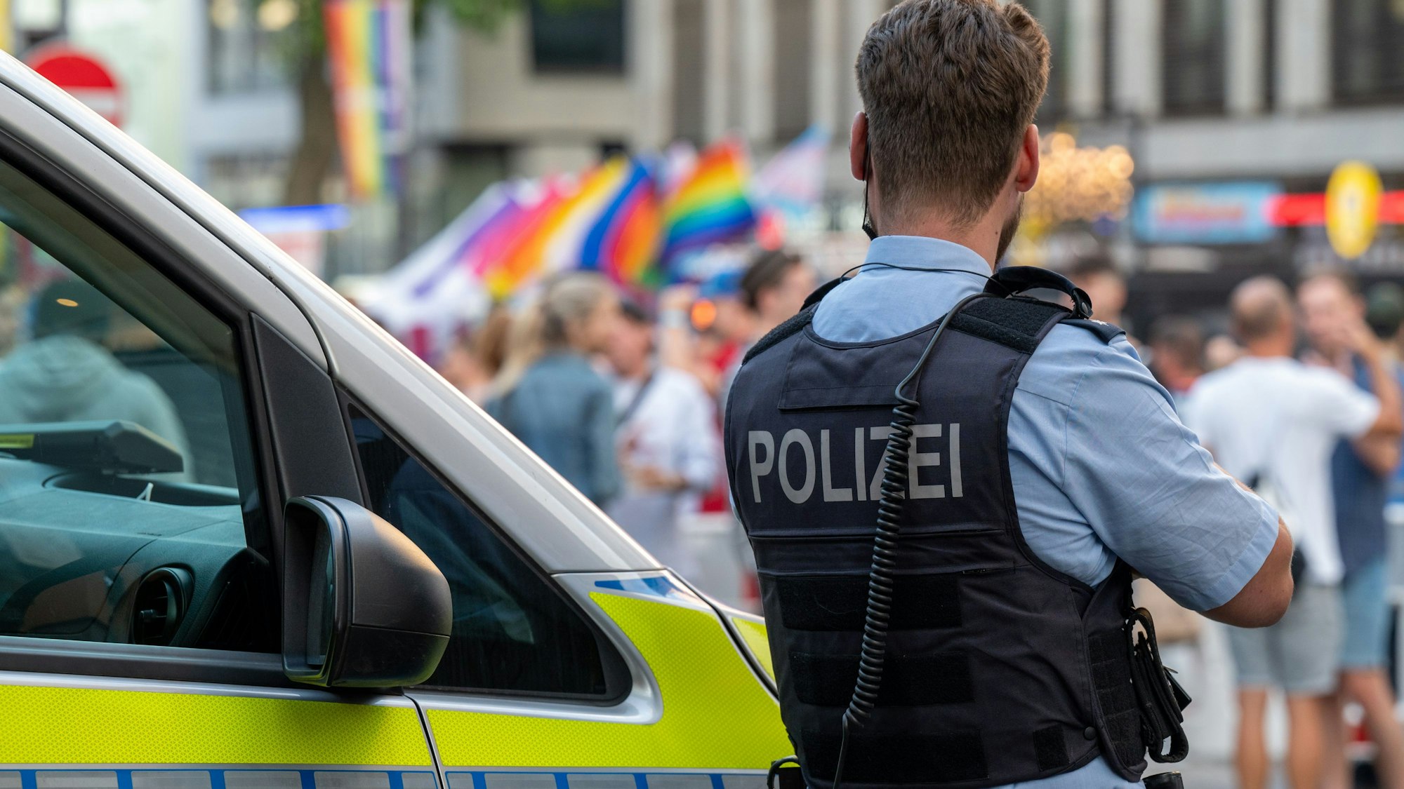 01.07.2022, Köln: Die Polizei beobachtet den ColognePride (CSD-Straßenfest) am Gürzenich.