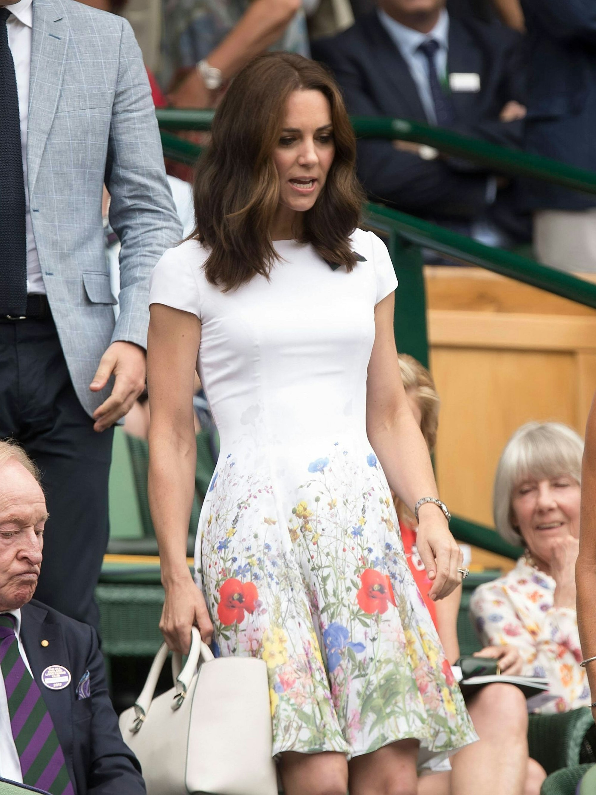 Kate Middleton strahlt in ihrem Wimbledon-Look auf den Zuschauerrängen.
