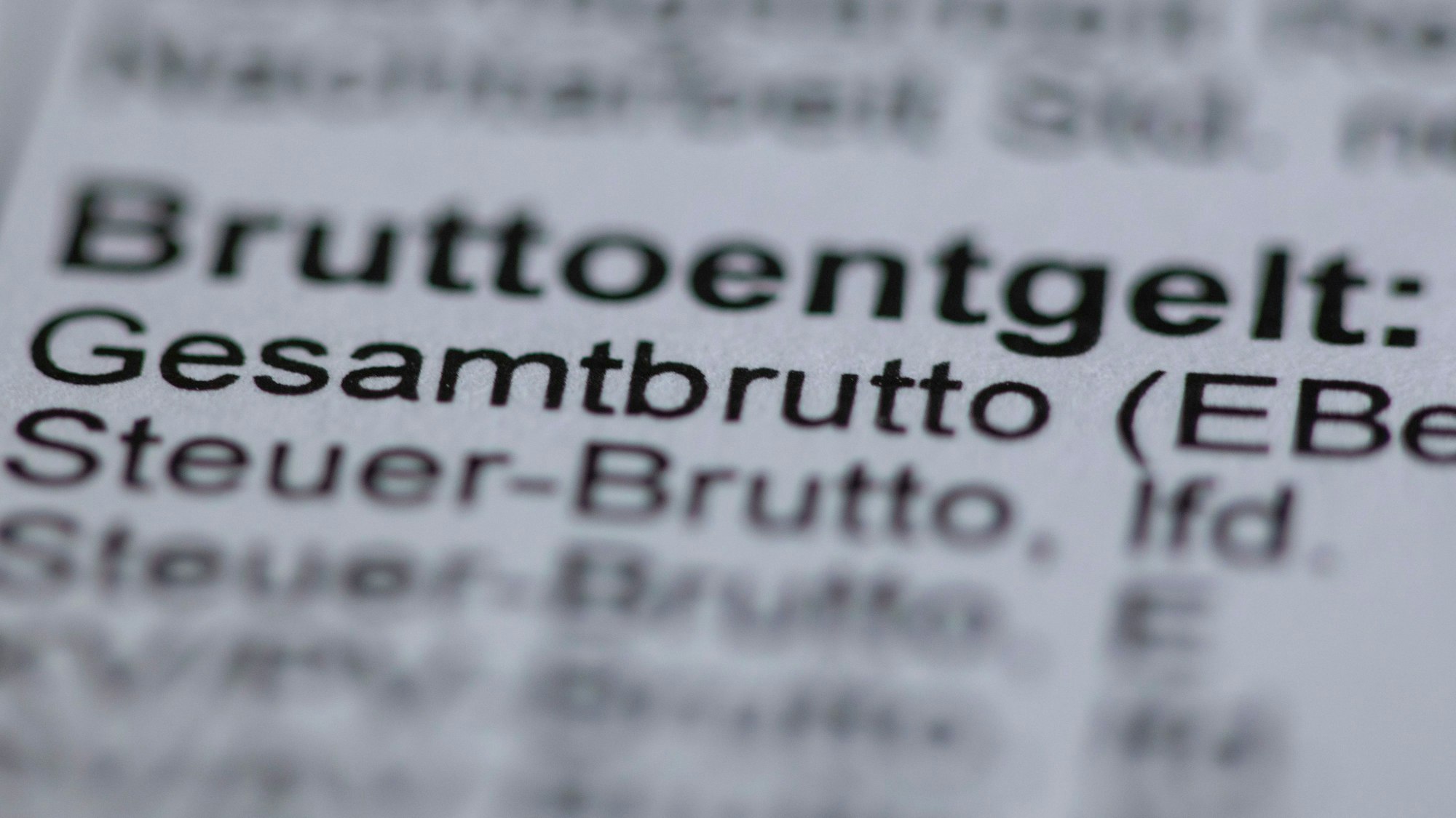 Lohnabrechnung: Die Mindestlohnkommission aus Arbeitgeber- und Arbeitnehmervertretern hat einen Vorschlag vorgelegt.