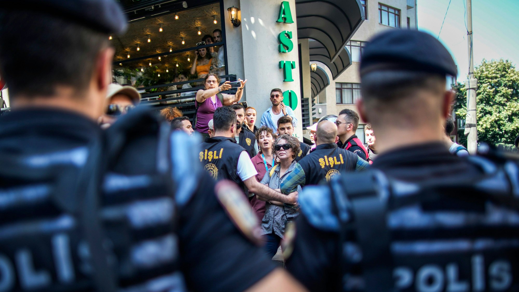 Polizisten blockieren Demonstranten während der Pride-Parade in Istanbul.