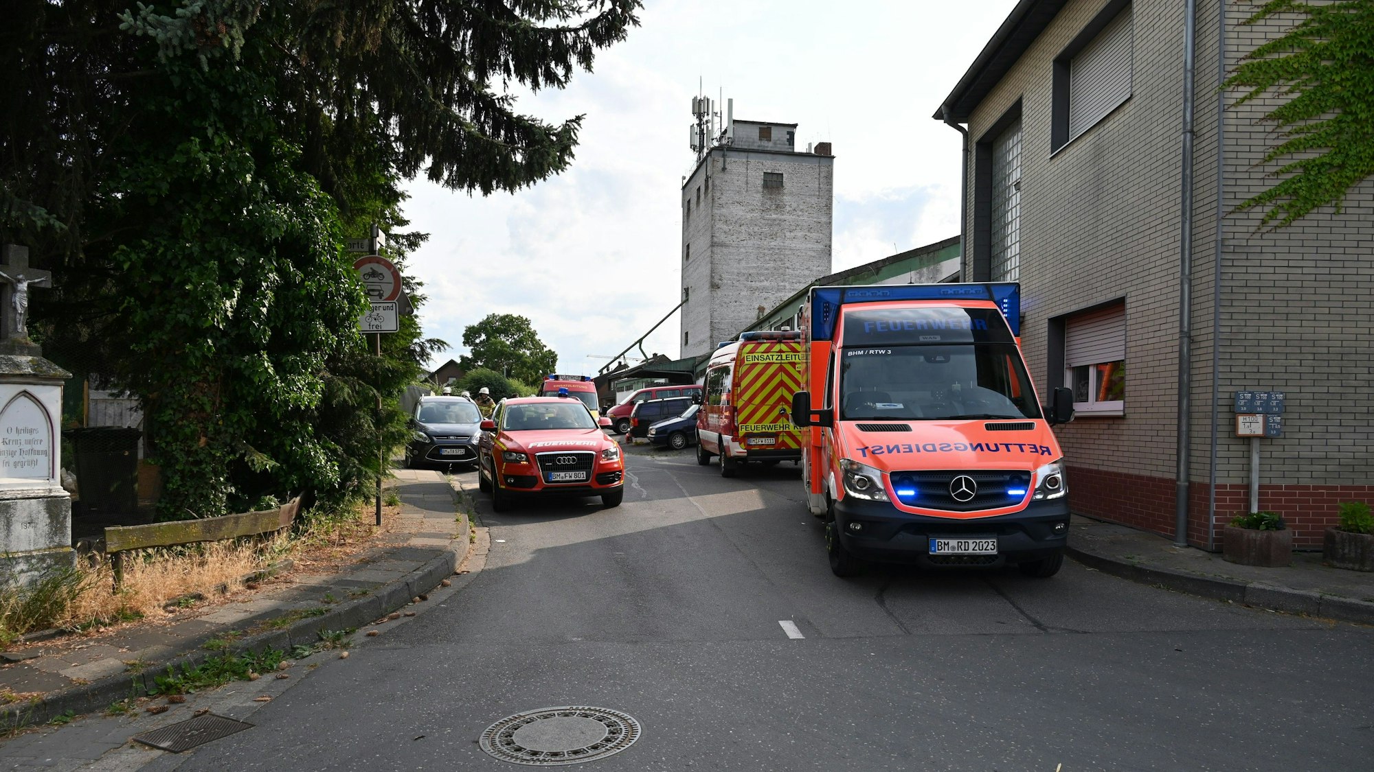 Das Bild zeigt mehrere Einsatzkräfte auf der Straße in Kerpen-Blatzheim.