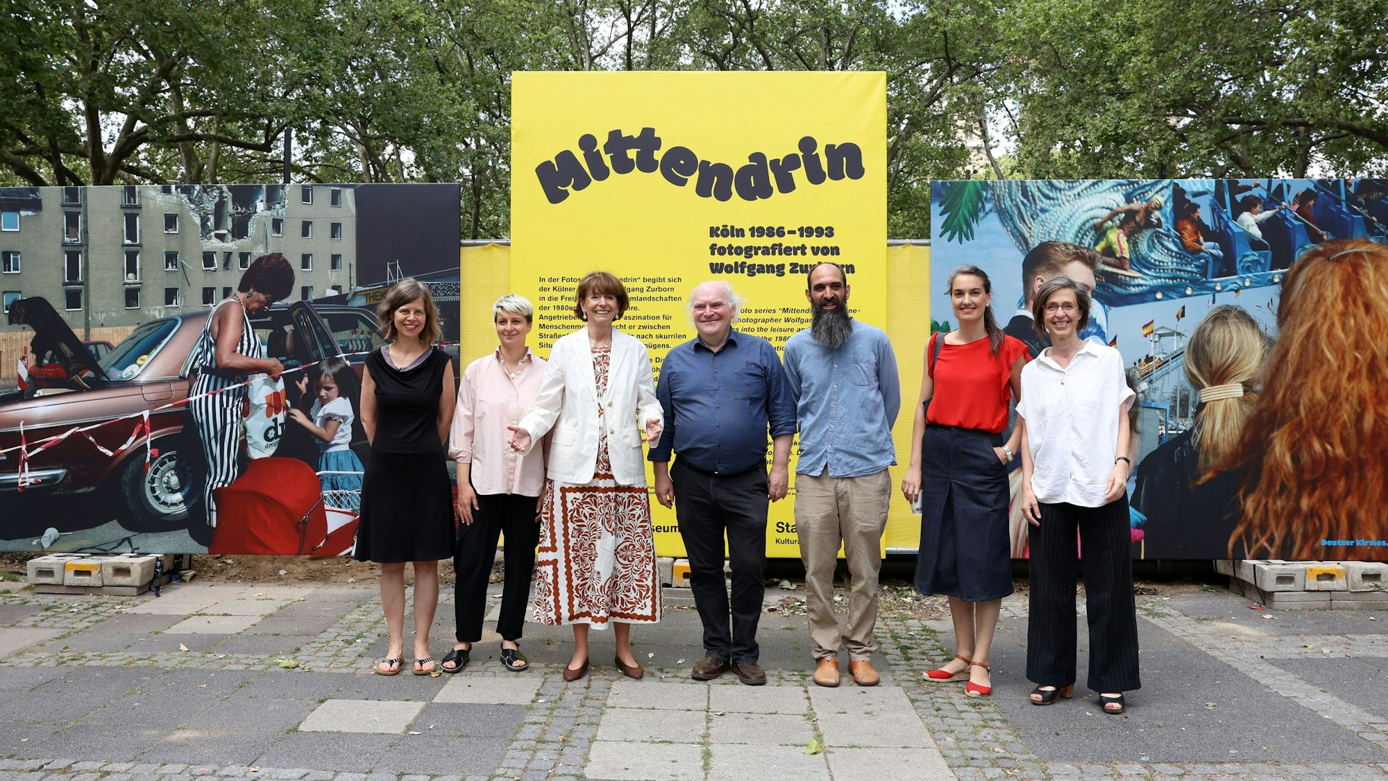 Menschen stehen auf dem Neumarkt in Köln.