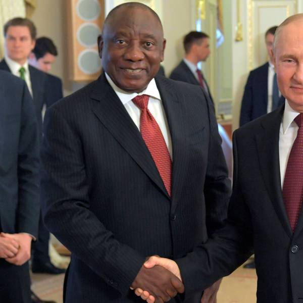 Bei einer Reise nach Moskau Mitte Juni schüttelte Südafrikas Präsident Cyril Ramaphosa die Hand seines russischen Amtskollegen Wladimir Putin.