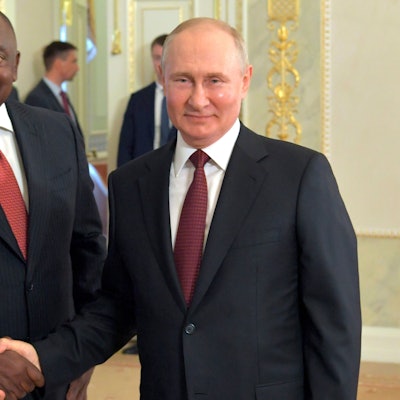Bei einer Reise nach Moskau Mitte Juni schüttelte Südafrikas Präsident Cyril Ramaphosa die Hand seines russischen Amtskollegen Wladimir Putin.