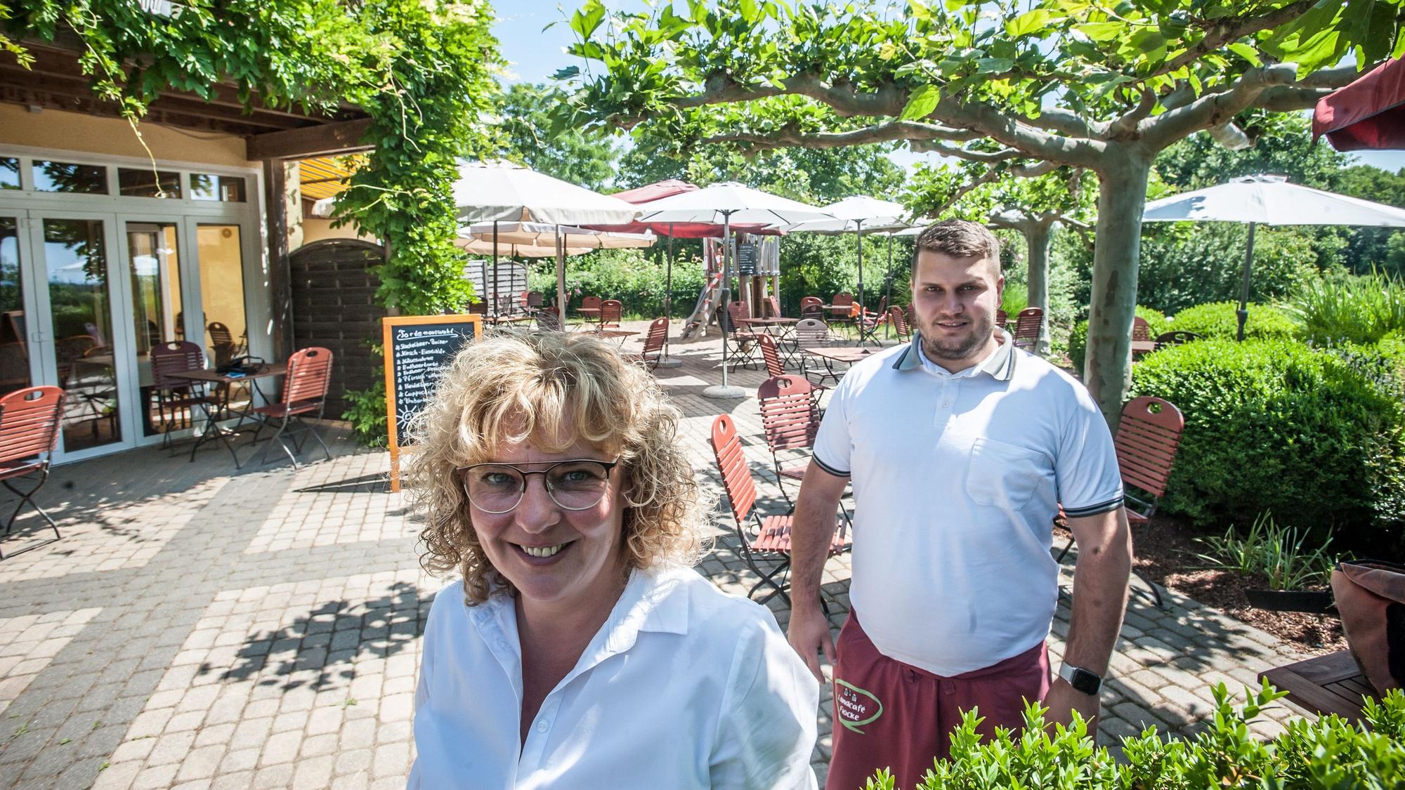 Claudia und Willy Flocke auf der Terrasse ihres Landcafés