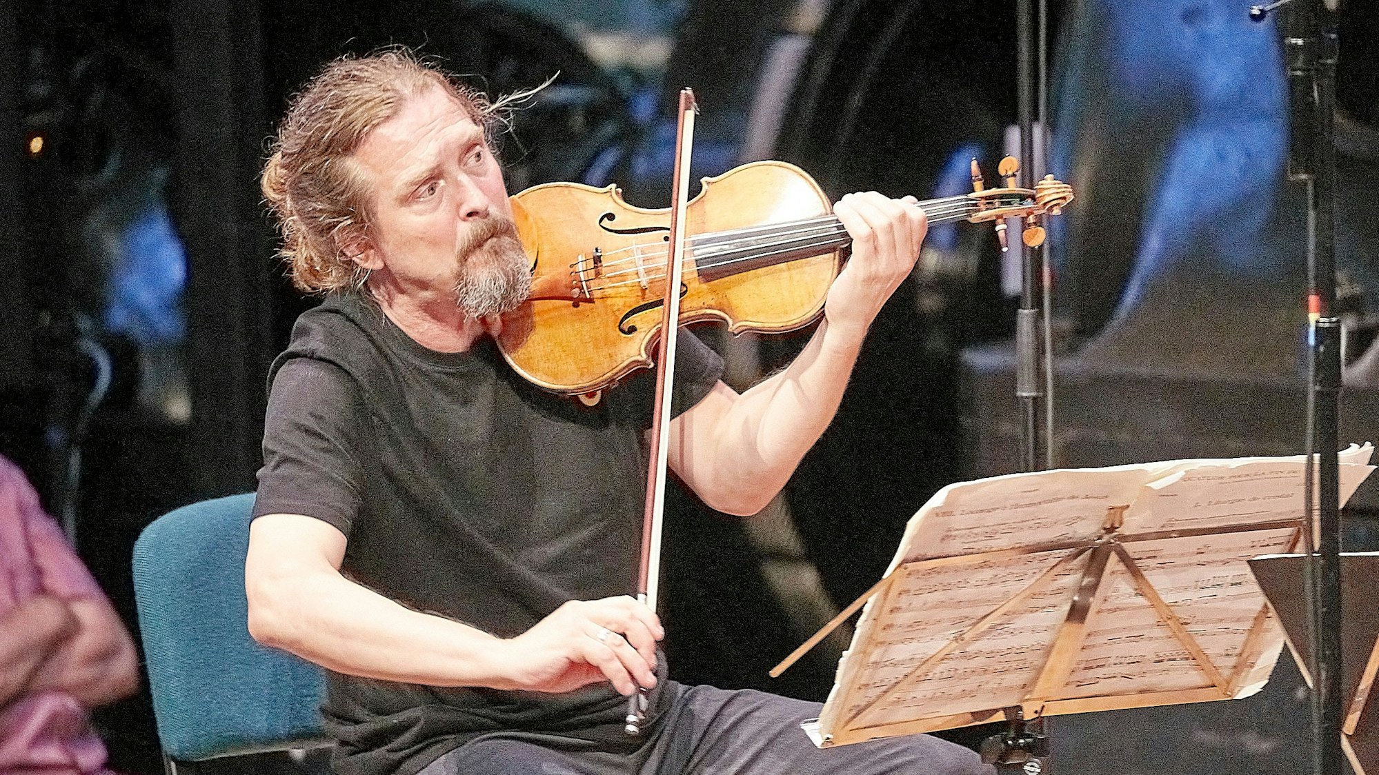 Christian Tetzlaff bei seiner Darbietung als Geiger im Abschlusskonzert.