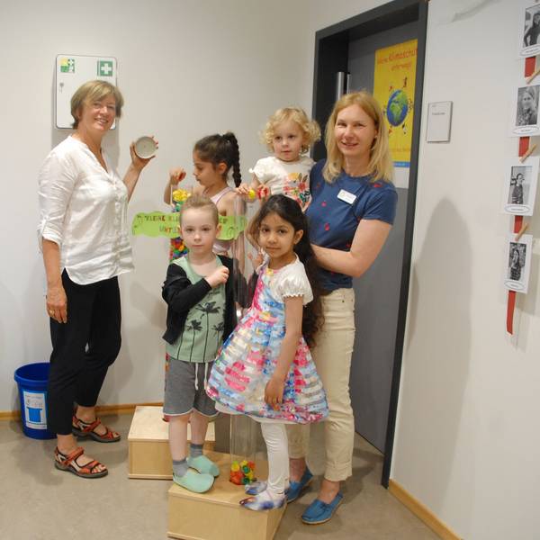 „Klimameilen sammeln“: Kinder der Kita Heinrich-Lübke-Straße, hier mit Erzieherin Nicole Hinz und der Leiterin des „energieLux“-Projekts, Britta Demmer, engagieren sich für den Klimaschutz.