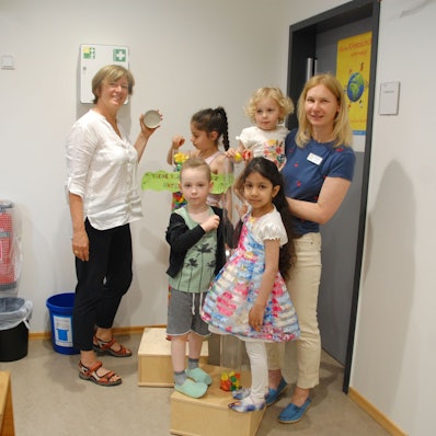 „Klimameilen sammeln“: Kinder der Kita Heinrich-Lübke-Straße, hier mit Erzieherin Nicole Hinz und der Leiterin des „energieLux“-Projekts, Britta Demmer, engagieren sich für den Klimaschutz.