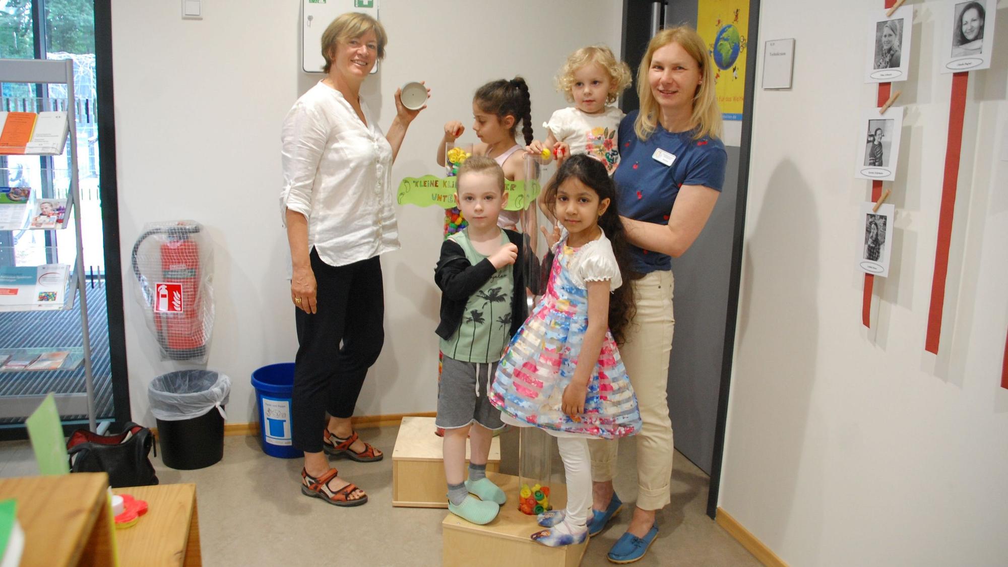 „Klimameilen sammeln“: Kinder der Kita Heinrich-Lübke-Straße, hier mit Erzieherin Nicole Hinz und der Leiterin des „energieLux“-Projekts, Britta Demmer, engagieren sich für den Klimaschutz.