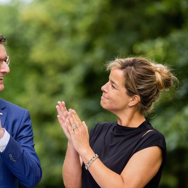 Düsseldorf: Hendrik Wüst (CDU), Ministerpräsident von Nordrhein-Westfalen und Mona Neubaur (Bündnis 90/DieGrünen), Wirtschaftsministerin, stehen im Garten des Malkastens. Sie blicken sich an und applaudieren. Vor einem Jahr haben CDU und GRÜNE im Malkasten in Düsseldorf den «Zukunftsvertrag» für Nordrhein-Westfalen unterzeichnet. Jetzt wird auf 12 Monate Regierungshandeln zurückgeblickt und ein Ausblick auf die kommenden Herausforderungen gegeben.