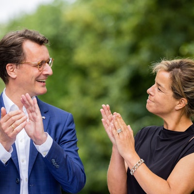 Düsseldorf: Hendrik Wüst (CDU), Ministerpräsident von Nordrhein-Westfalen und Mona Neubaur (Bündnis 90/DieGrünen), Wirtschaftsministerin, stehen im Garten des Malkastens. Sie blicken sich an und applaudieren. Vor einem Jahr haben CDU und GRÜNE im Malkasten in Düsseldorf den «Zukunftsvertrag» für Nordrhein-Westfalen unterzeichnet. Jetzt wird auf 12 Monate Regierungshandeln zurückgeblickt und ein Ausblick auf die kommenden Herausforderungen gegeben.