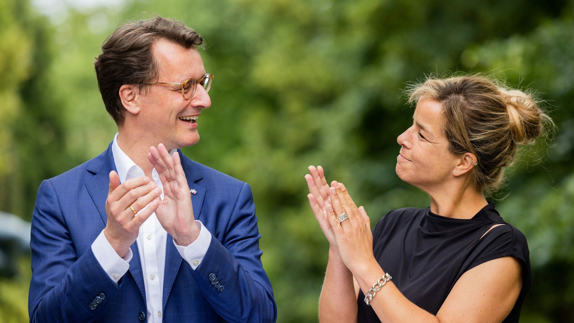 Düsseldorf: Hendrik Wüst (CDU), Ministerpräsident von Nordrhein-Westfalen und Mona Neubaur (Bündnis 90/DieGrünen), Wirtschaftsministerin, stehen im Garten des Malkastens. Sie blicken sich an und applaudieren. Vor einem Jahr haben CDU und GRÜNE im Malkasten in Düsseldorf den «Zukunftsvertrag» für Nordrhein-Westfalen unterzeichnet. Jetzt wird auf 12 Monate Regierungshandeln zurückgeblickt und ein Ausblick auf die kommenden Herausforderungen gegeben.