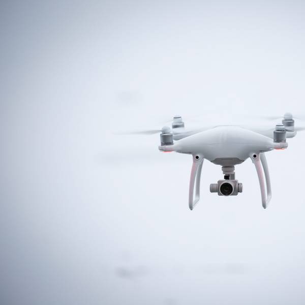 Eine Drohne, Flugcopter, vom Typ DJI Phantom 4 steht am Dienstagnachmittag (24.01.2017) in Köln in der Luft.