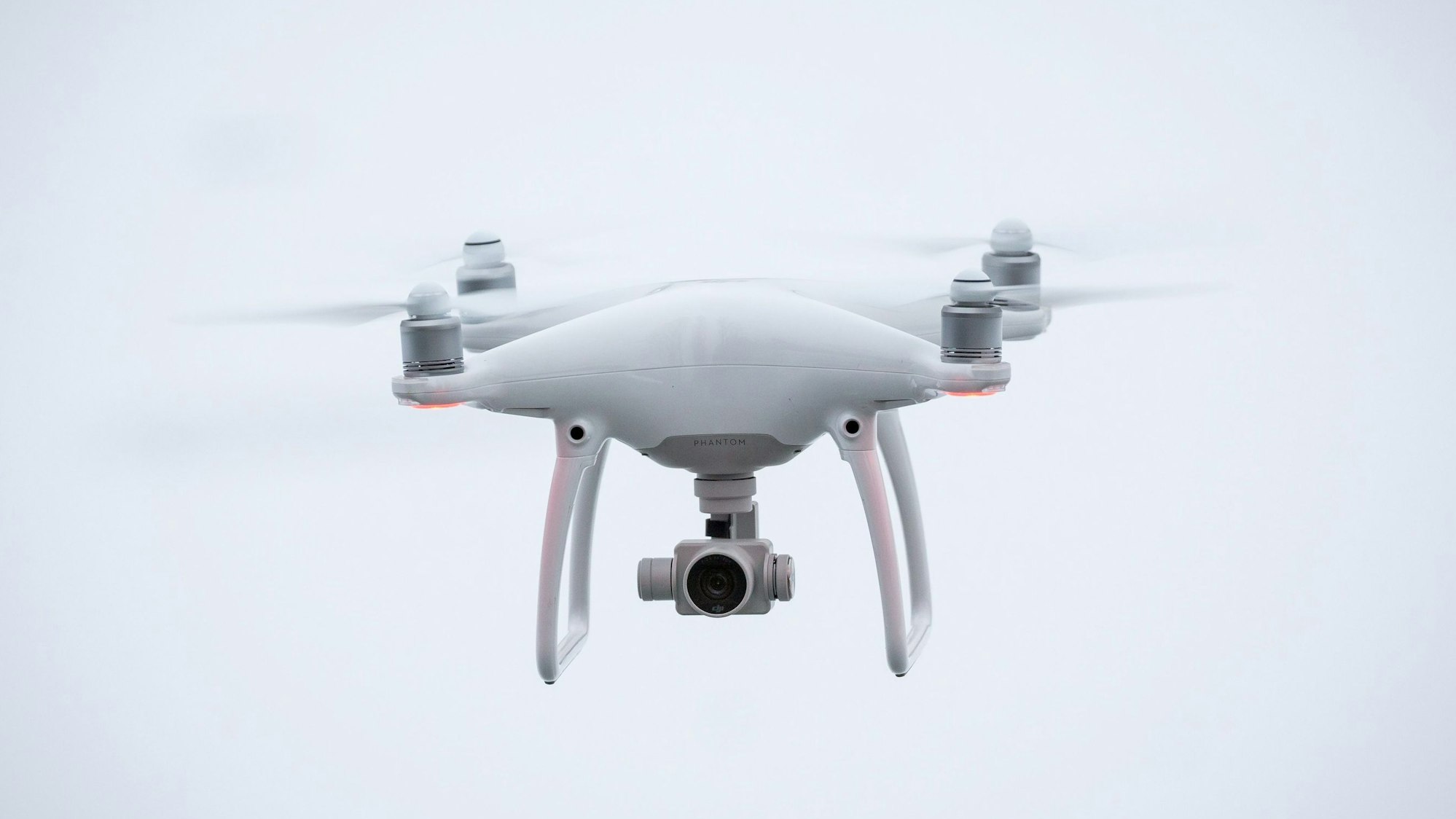 Eine Drohne, Flugcopter, vom Typ DJI Phantom 4 steht am Dienstagnachmittag (24.01.2017) in Köln in der Luft.