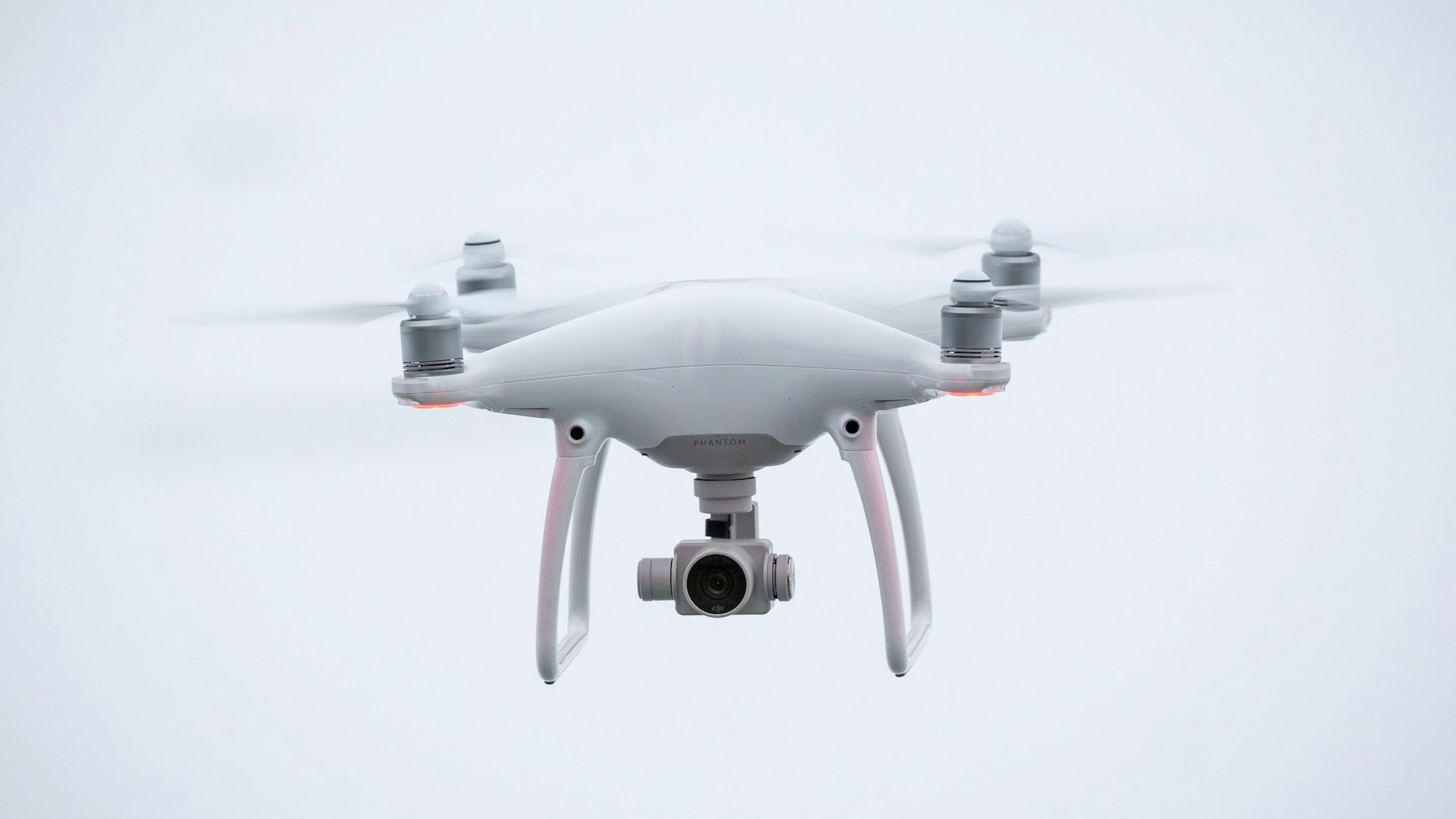 Eine Drohne, Flugcopter, vom Typ DJI Phantom 4 steht am Dienstagnachmittag (24.01.2017) in Köln in der Luft.