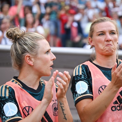 Svenia Huth (l) und Alexandra Popp