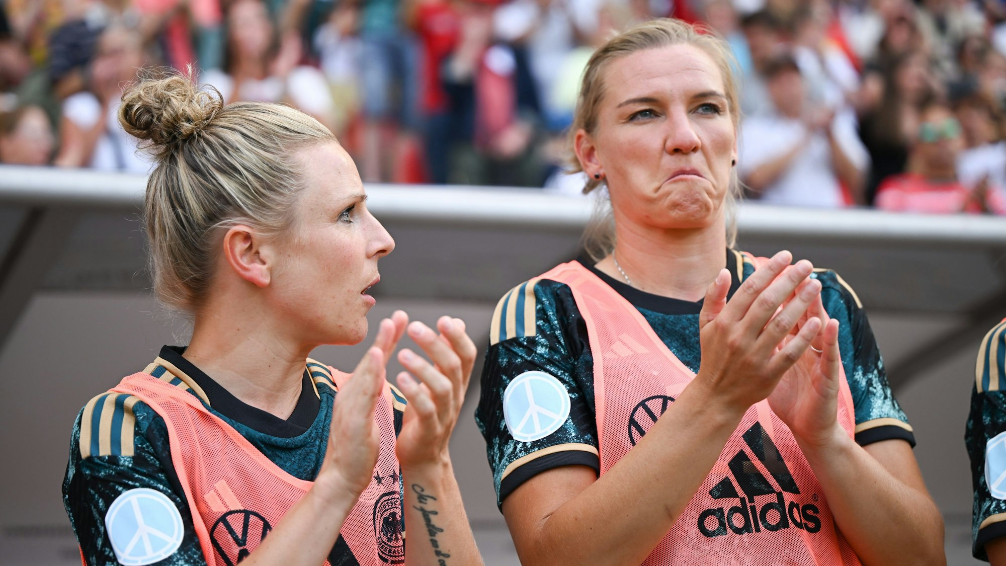 Svenia Huth (l) und Alexandra Popp