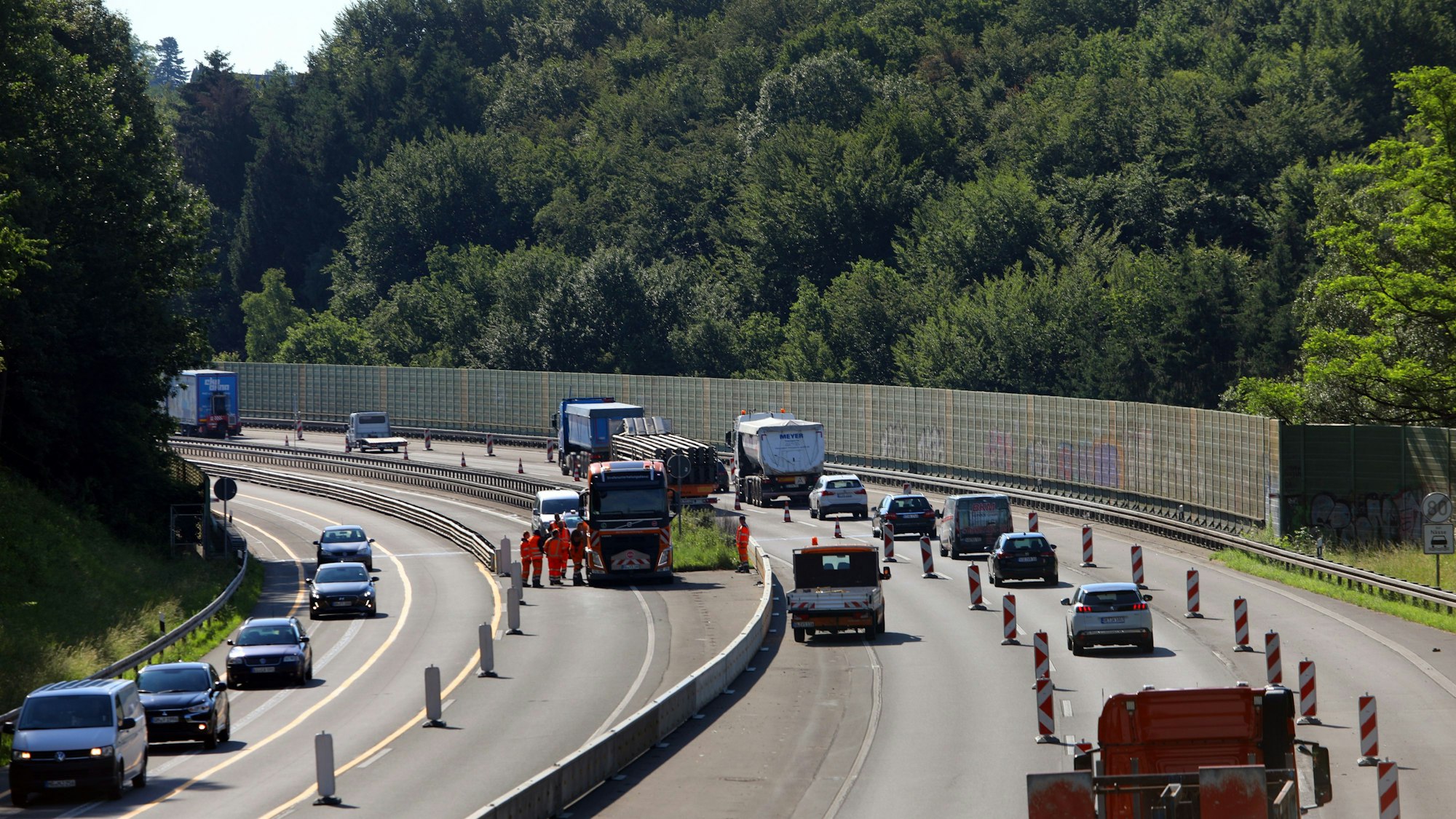 Die Baustelleneinrichtung vor Sanierung der Holzbachtalbrücke zwischen den Anschlussstellen Overath und Untereschbach, A4.