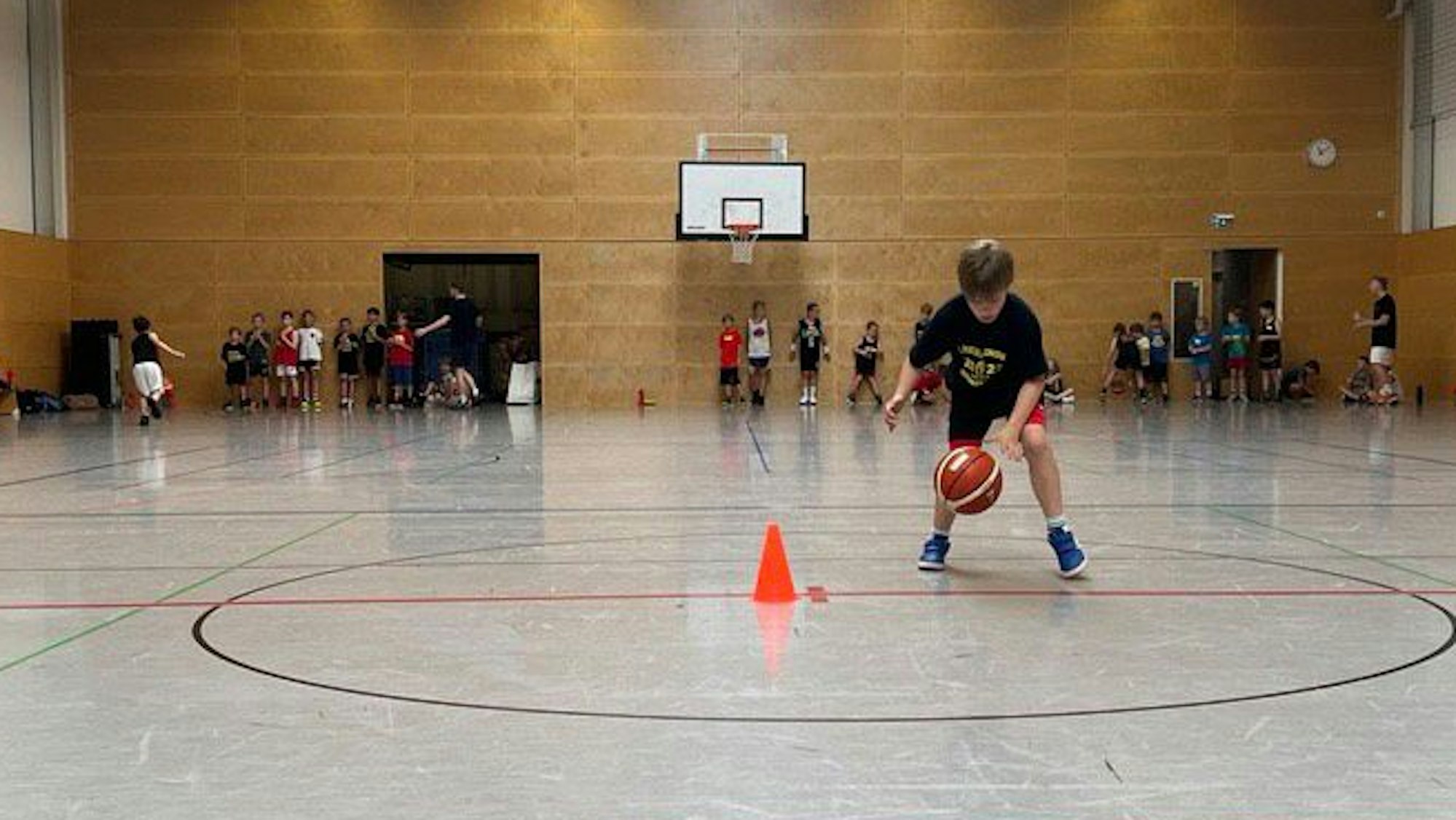 Die Kinder wurden in drei Mannschaften eingeteilt und dribbeln im Staffellauf um die Wette.