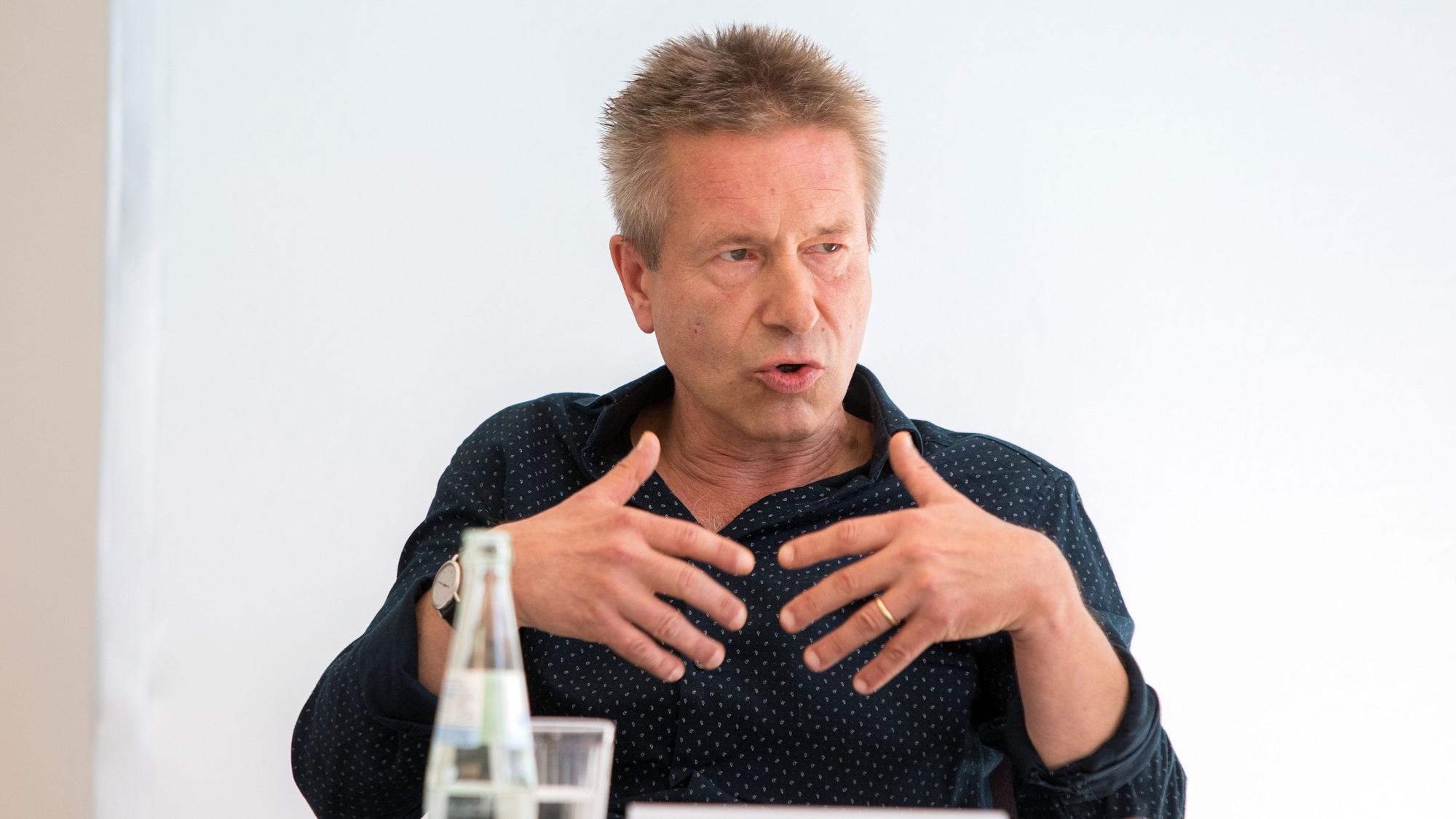 Claus-Ulrich Prölß vom Kölner Flüchtlingsrat gestikuliert während einer Pressekonferenz