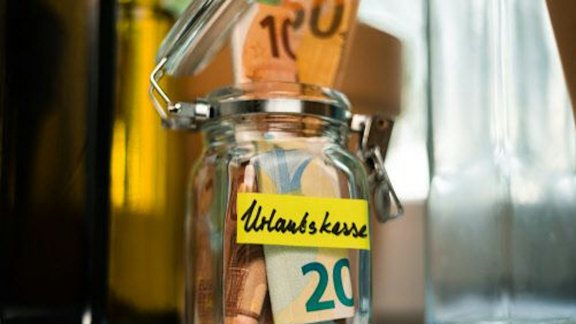 Geldscheine in einem Einmachglas, das als Urlaubskasse dient